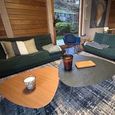 Covering de tables et de meubles par H-Tech Home, spécialistes du revêtements adhésifs